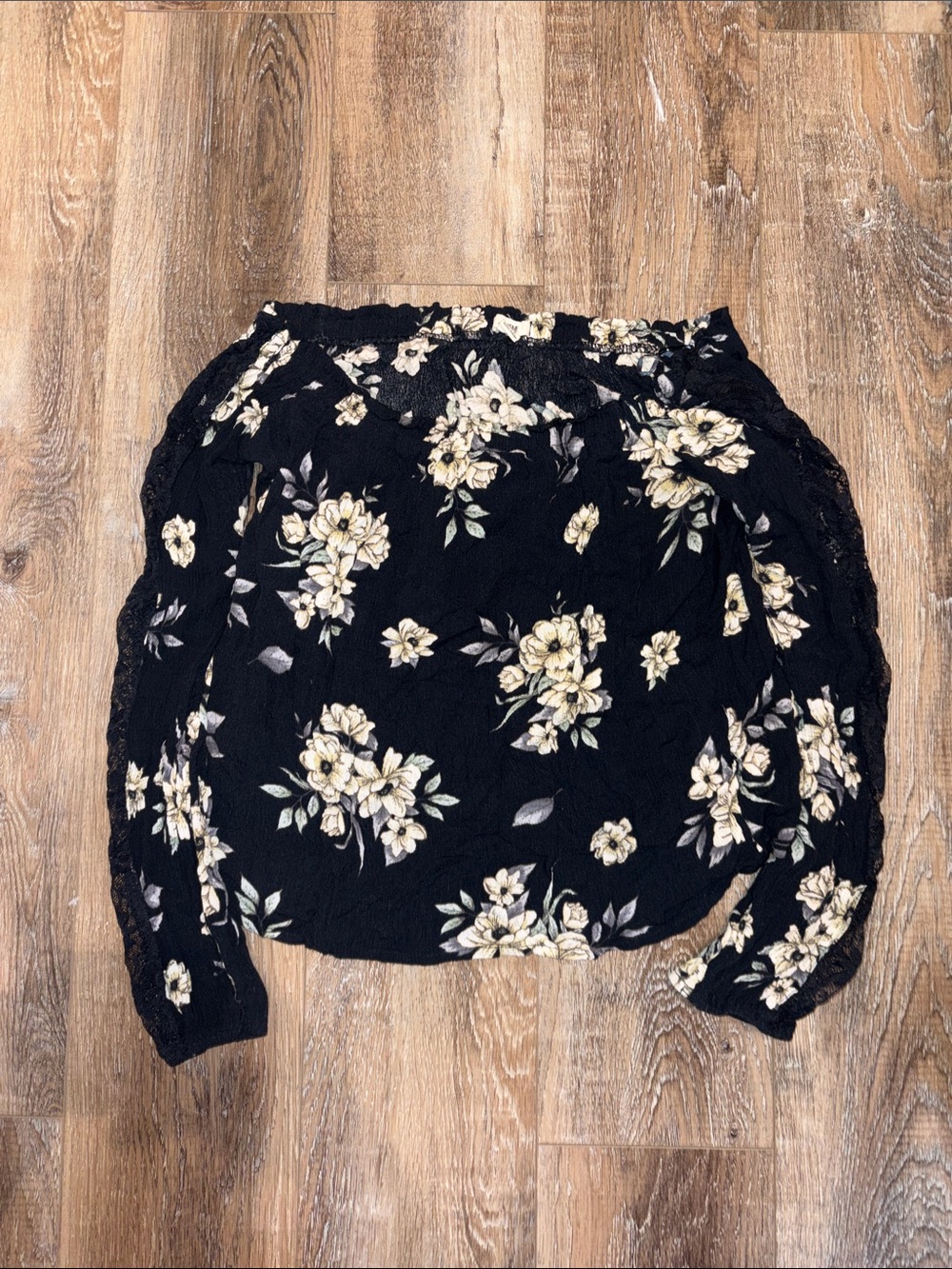 Ardene Black Off-Shoulder Blouse with Cream Floral Print